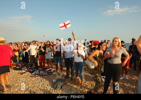 La spiaggia di Brighton, Regno Unito. 11 lug 2018. England Football Team sostenitori guarda Inghilterra perdere alla Croazia Credito: Rupert Rivett/Alamy Live News Foto Stock