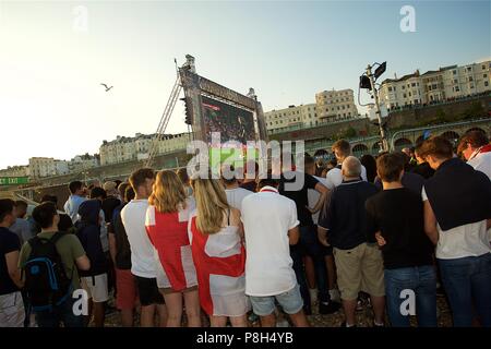 La spiaggia di Brighton, Regno Unito. 11 lug 2018. England Football Team sostenitori guarda Inghilterra perdere alla Croazia Credito: Rupert Rivett/Alamy Live News Foto Stock
