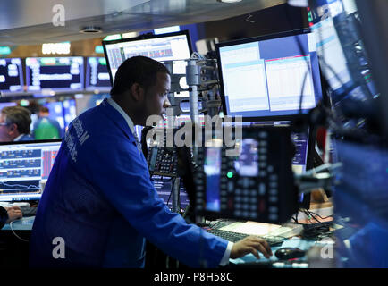 (180711) -- NEW YORK, 11 luglio 2018 (Xinhua) -- un commerciante lavora presso il New York Stock Exchange di New York, gli Stati Uniti, l'11 luglio 2018. Gli stock degli Stati Uniti inferiore chiuso il mercoledì. Il Dow Jones Industrial Average è stato giù 219.21 punti, o 0,88 percento, a 24,700.45. S&P 500 è diminuita 19.82 punti, o 0,71 percento, per 2,774.02. Il Nasdaq Composite indice diminuiva 42.59 punti, o 0,55 percento, per 7,716.61. (Xinhua/Wang Ying) Foto Stock