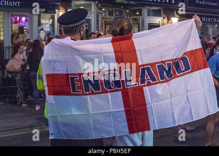 11 Giugno 2018 Circa cinquanta poliziotti dispiegati in Brentwood Essex seguenti Inghilterra perdendo contro la Croazia. Ventole lacrime rivolto al disordine e Essex la polizia ha dovuto cancellare tifosi lungo tutta la lunghezza della strada alta. Un piccolo gruppo di tifosi ha contestato la polizia e gli arresti sono stati effettuati. Credit Ian Davidson/Alamy Live News Foto Stock