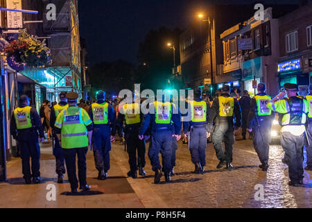 Brentwood Essex 11 Giugno 2018 Circa cinquanta poliziotti dispiegati in Brentwood Essex seguenti Inghilterra perdendo contro la Croazia. Ventole lacrime rivolto al disordine e Essex la polizia ha dovuto cancellare tifosi lungo tutta la lunghezza della strada alta. Un piccolo gruppo di tifosi ha contestato la polizia e gli arresti sono stati effettuati. Credit Ian Davidson/Alamy Live News Foto Stock