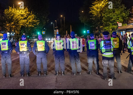 Brentwood Essex 11 Giugno 2018 Circa cinquanta poliziotti dispiegati in Brentwood Essex seguenti Inghilterra perdendo contro la Croazia. Ventole lacrime rivolto al disordine e Essex la polizia ha dovuto cancellare tifosi lungo tutta la lunghezza della strada alta. Un piccolo gruppo di tifosi ha contestato la polizia e gli arresti sono stati effettuati. Credit Ian Davidson/Alamy Live News Foto Stock