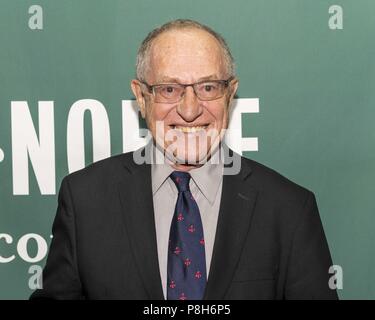 New York, NY, STATI UNITI D'AMERICA. 11 Luglio, 2018. ALAN DERSHOWITZ promuovendo il suo più recente libro, ''Il caso contro di mettere sotto accusa Trump'', a Barnes & Noble di Union Square a New York City nel Luglio 11, 2018 Credit: Michael Brochstein/ZUMA filo/Alamy Live News Foto Stock