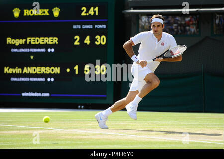 Londra, Gran Bretagna. 11 Luglio, 2018. Roger Federer compete durante gli uomini singoli quarti match contro Kevin Anderson del Sud Africa a campionati di Wimbledon 2018 a Londra, in Gran Bretagna, 11 luglio, 2018. Roger Federer ha perso 2-3. Credito: Stephen Chung/Xinhua/Alamy Live News Foto Stock