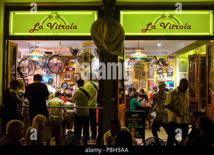 L'Avana, Kuba. Il 23 giugno, 2018. 23.06.2018, Cuba, La Habana: Tapas Ristorante La Vitrola su Plaza Vieja in serata. Un cubano band suona per gli ospiti. Nel 2019 la città festeggia il suo 500° anniversario. Credito: Jens Kalaene/dpa immagine centrale/dpa | in tutto il mondo di utilizzo/dpa/Alamy Live News Foto Stock