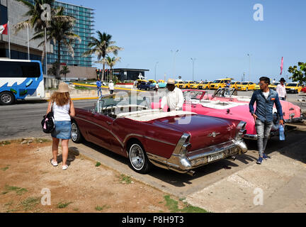 L'Avana, Kuba. Il 21 giugno, 2018. 21.06.2018, Cuba, La Habana: American street incrociatori in colori vivaci e taxi stand in una strada sul Malecon waterfront. In Havana è il più grande superstite città coloniale in America Latina. Nel 2019 la città festeggia il suo 500° anniversario. Credito: Jens Kalaene/dpa immagine centrale/dpa | in tutto il mondo di utilizzo/dpa/Alamy Live News Foto Stock