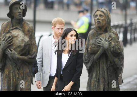 Il principe Harry e Meghan Markel visitare la Grande Carestia scultura, Dublino, Irlanda Foto Stock