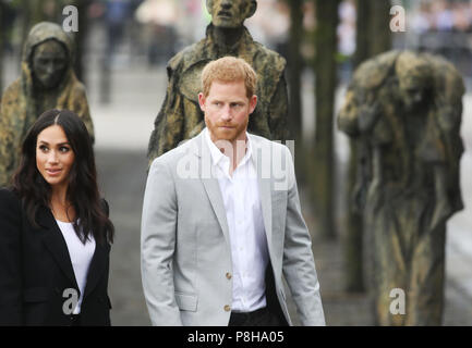 Il principe Harry e Meghan Markel visitare la Grande Carestia scultura, Dublino, Irlanda Foto Stock
