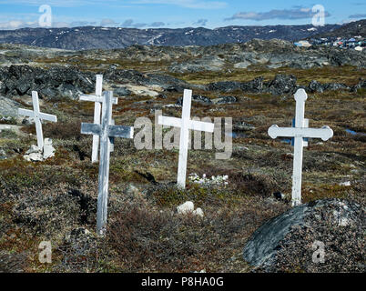 24.06.2018, Gronland, Danimarca: un cimitero sul bordo della città costiera di Ilulissat in Groenlandia occidentale. La città si trova sulla Ilulissat icebergs, che è noto per la sua posizione particolarmente grandi iceberg nella baia di Disko. Foto: Patrick Pleul/dpa-Zentralbild/ZB | Utilizzo di tutto il mondo Foto Stock