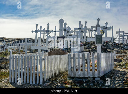 22.06.2018, Gronland, Danimarca: un cimitero sul bordo della città costiera di Ilulissat in Groenlandia occidentale. La città si trova sulla Ilulissat icebergs, che è noto per la sua posizione particolarmente grandi iceberg nella baia di Disko. Foto: Patrick Pleul/dpa-Zentralbild/ZB | Utilizzo di tutto il mondo Foto Stock