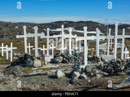 22.06.2018, Gronland, Danimarca: un cimitero sul bordo della città costiera di Ilulissat in Groenlandia occidentale. La città si trova sulla Ilulissat icebergs, che è noto per la sua posizione particolarmente grandi iceberg nella baia di Disko. Foto: Patrick Pleul/dpa-Zentralbild/ZB | Utilizzo di tutto il mondo Foto Stock