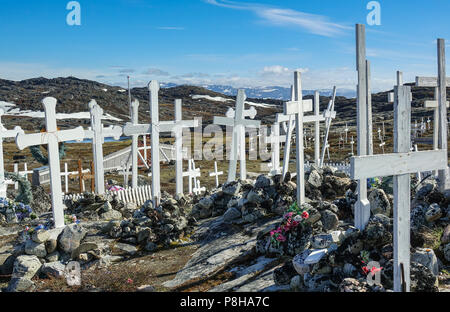 22.06.2018, Gronland, Danimarca: un cimitero sul bordo della città costiera di Ilulissat in Groenlandia occidentale. La città si trova sulla Ilulissat icebergs, che è noto per la sua posizione particolarmente grandi iceberg nella baia di Disko. Foto: Patrick Pleul/dpa-Zentralbild/ZB | Utilizzo di tutto il mondo Foto Stock