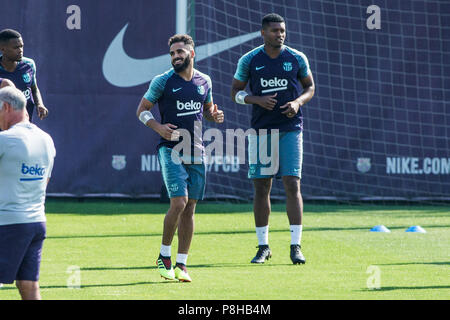 Luglio 12, 2018 - Douglas Pereira da Brasil del FC Barcelona e Marlon Santos dal Brasile del FC Barcelona durante il primo FC Barcellona sessione di formazione del 2018/2019 La Liga pre stagione nella Ciutat Esportiva Joan Gamper, Barcellona il 11 di luglio del 2018. Credito: Xavier Bonilla/AFP7/ZUMA filo/Alamy Live News Foto Stock