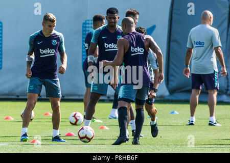 Luglio 12, 2018 - Lucas Digne dalla Francia, Marlon Santos dal Brasile e Rafinha Alcantara dal Brasile durante il primo FC Barcellona sessione di formazione del 2018/2019 La Liga pre stagione nella Ciutat Esportiva Joan Gamper, Barcellona il 11 di luglio del 2018. Credito: Xavier Bonilla/AFP7/ZUMA filo/Alamy Live News Foto Stock