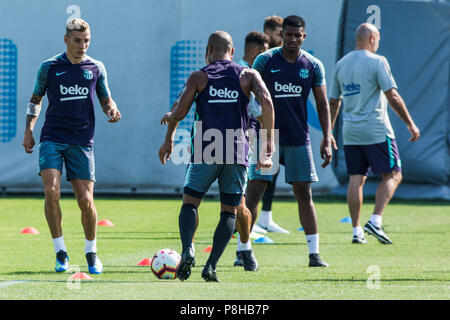 Luglio 12, 2018 - Lucas Digne dalla Francia, Marlon Santos dal Brasile e Rafinha Alcantara dal Brasile durante il primo FC Barcellona sessione di formazione del 2018/2019 La Liga pre stagione nella Ciutat Esportiva Joan Gamper, Barcellona il 11 di luglio del 2018. Credito: Xavier Bonilla/AFP7/ZUMA filo/Alamy Live News Foto Stock