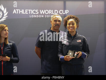 Londra REGNO UNITO 12 luglio 2018 Sally Gunnell,1992 Olympic 400m ostacoli e campione mondiale, europeo e campione del Commonwealth; ex detentore del record mondiale e Daley Thompson due volte decathlon olimpico e campione mondiale, europeo e campione del Commonwealth; ex detentore del record mondiale, erano nel Museo di Londra , presentando medaglie di platino a team capitani che saranno concorrenti all'Atletica Coppa del Mondo questo fine settimana per contrassegnare i cento anni prima le donne inglesi fissano il diritto di voto Daley Thompson presentando Regina Harrison os USA con la sua medaglia Credito: Paolo Quezada-Neiman/Alamy Live News Foto Stock