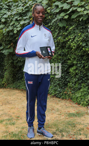 Londra REGNO UNITO 12 luglio 2018 Sally Gunnell,1992 Olympic 400m ostacoli e campione mondiale, europeo e campione del Commonwealth; ex detentore del record mondiale e Daley Thompson due volte decathlon olimpico e campione mondiale, europeo e campione del Commonwealth; ex detentore del record mondiale, erano nel Museo di Londra , presentando medaglie di platino a team capitani che saranno concorrenti all'Atletica Coppa del Mondo questo fine settimana per contrassegnare i cento anni prima le donne inglesi fissano il diritto di voto, Lorena Ugen di GB e naltri in Irlanda con la sua medaglia Credito: Paolo Quezada-Neiman/Alamy Live News Foto Stock