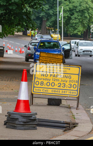 Northampton. U.K. 12 luglio 2018. I biglietti per il parcheggio essendo rilasciato in Park Ave South questa mattina ma sono i segni che dando nessun parcheggio e strada coloser volte causando problemi come automobilista non sono la lettura di entrambi i segni, parcheggio di limitazione sono a causa del poco Mix concerto presso il County Ground questa sera. Credito: Keith J Smith./Alamy Live News Foto Stock