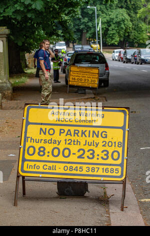 Northampton. U.K. 12 luglio 2018. I biglietti per il parcheggio essendo rilasciato in Park Ave South questa mattina ma sono i segni che dando nessun parcheggio e strada coloser volte causando problemi come automobilista non sono la lettura di entrambi i segni, parcheggio di limitazione sono a causa del poco Mix concerto presso il County Ground questa sera. Credito: Keith J Smith./Alamy Live News Foto Stock