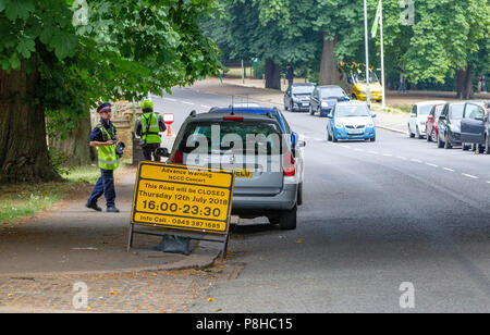 Northampton. U.K. 12 luglio 2018. I biglietti per il parcheggio essendo rilasciato in Park Ave South questa mattina ma sono i segni che dando nessun parcheggio e strada coloser volte causando problemi come automobilista non sono la lettura di entrambi i segni, parcheggio di limitazione sono a causa del poco Mix concerto presso il County Ground questa sera. Credito: Keith J Smith./Alamy Live News Foto Stock