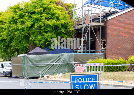 Croxden Way, Willingdon, Eastbourne, East Sussex, Regno Unito. 12 luglio 2018. Indagini sugli omicidi della polizia dopo la morte di due persone in un incendio di una casa a Eastbourne East Sussex. . Il fuoco in Croxden Way, Willingdon, Eastbourne è iniziato nelle prime ore del mattino. Le vittime sono state nominate dalla polizia come Gina Ingles e suo figlio di 4 anni. Toby Jarrett, partner di Gina Ingles, ha ricevuto ustioni. AGGIORNAMENTO 16 aprile 2021. Il 27 maggio 2021, alla corte di Brighton Crown, Jacob Barnard e Andrew Milne furono entrambi condannati per omicidio. Credit: Newspics UK South/Alamy Live News Foto Stock