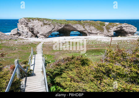 Roccia Naturale arch di archi Parco Provinciale al Portland Creek sulla costa di Terranova penisola settentrionale del golfo di St Lawrence Foto Stock