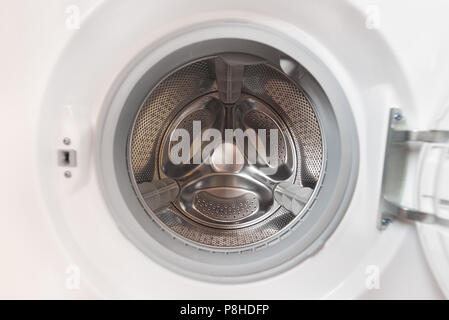 In prossimità della macchina di lavaggio porta Foto Stock