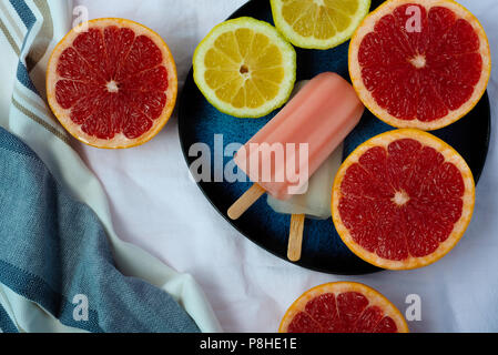 Sana dessert vegetariano, agrumi e fatto a mano popsicles, gelato. In estate il concetto di cibo, Vegetariano o Vegano concept Foto Stock