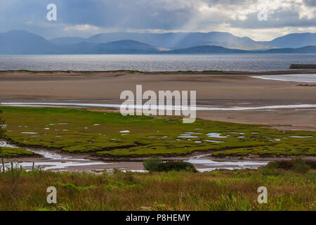 Vista della Baia di Clew nella pioggia, in Irlanda, terra paludosa e spiagge di sabbia Foto Stock