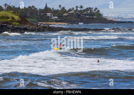 Surfisti a Ho'okipa Beach Park. Prima tappa sulla strada di Hana tour, Ho'okipa Beach Park è famosa per i surfisti e spiagge di sabbia bianca. Foto Stock