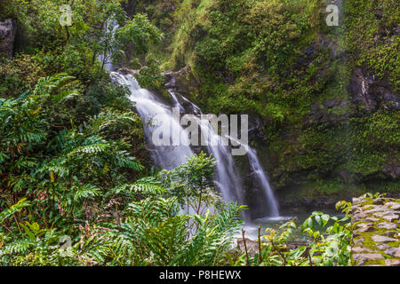 Waikani cade o tre orsi Falls, una delle tante cascate lungo la strada a Hana sull'isola di Maui nelle Hawaii. Foto Stock