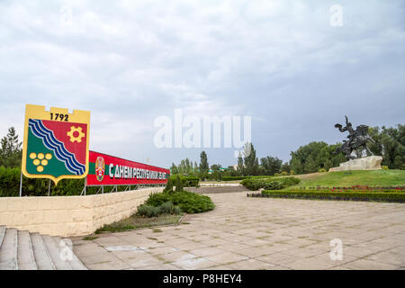 Alexander Suvorov Statua in Tiraspol, Transnistria, Moldavia, con lo stemma della città e un messaggio in russo "happy venticinquesimo giorno della repubblica' con Foto Stock