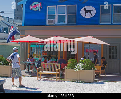 Pausa caffè presso un negozio in a Provincetown, Massachusetts, sul Cape Cod, STATI UNITI D'AMERICA Foto Stock