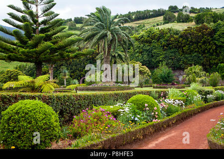 Giardini presso il punto di vista di Ponta do Sossego, isola Sao Miguel, Azzorre, Portogallo Foto Stock