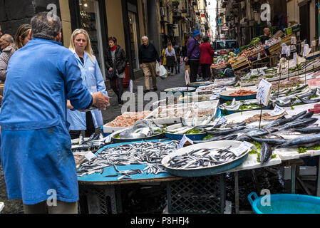 Quartiere Spagnoli, Pescherie mercato in una strada, Napoli, Italia Foto Stock