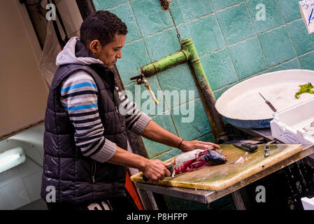 Quartiere Spagnoli, Pescherie mercato in una strada, Napoli, Italia Foto Stock