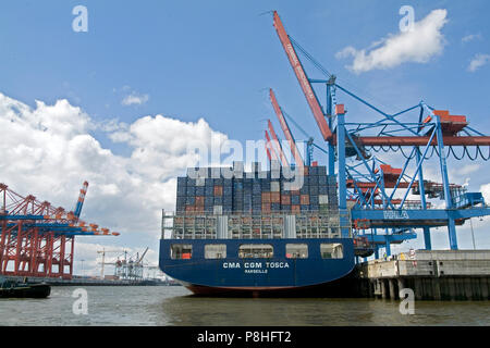 Tosca Container-Frachtschiff der franzoesischen Reederei CMA CGM am Container-Terminal Burchardkai der HHLA im Hamburger Hafen bei Waltershof. [ CREDI Foto Stock