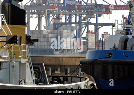 Blick auf das Container-Terminal Burchardkai im Hamburger Hafen. Contenitore der Reederei Hamburg Sued aufgestapelt warten auf dem Container-Schiff Cap Foto Stock