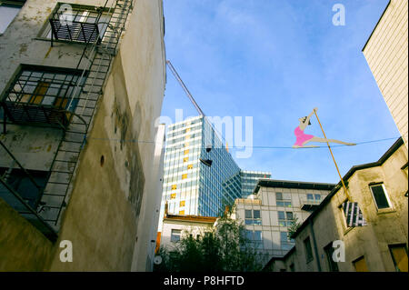 Seiltänzerin im Hamburger Gängeviertel Foto Stock