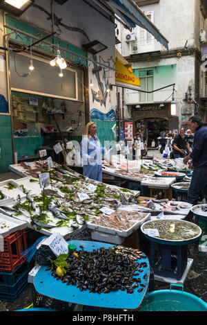 Quartiere Spagnoli, Pescherie mercato in una strada, Napoli, Italia Foto Stock