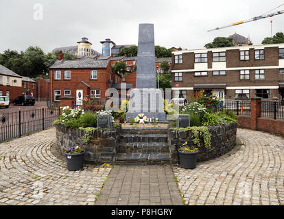 Monumento memorializing l uccisione di 14 civili disarmati dalle truppe inglesi su gennaio 30, 1972 nel Bogside, Derry, Irlanda del Nord. Foto Stock