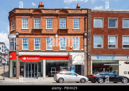 High Wycombe, Regno Unito - 3 Giugno 2018: Il Santander e Barclays banche su High Street. Molte banche sono minacciate di chiusura. Foto Stock