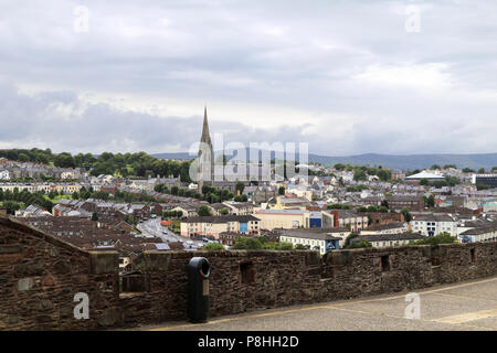 Il Derry pareti che si affaccia sulla Bogside area della città. Foto Stock