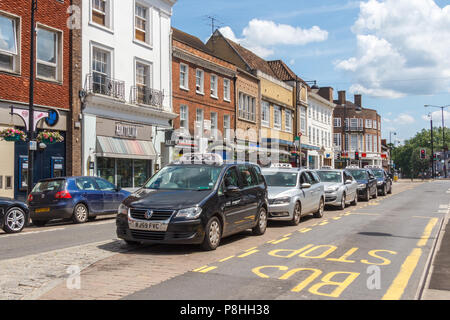 High Wycombe, Regno Unito - 3° giugno 2018: Taxi linee fino a un taxi sulla strada alta. La classifica ufficiale è il luogo dove i taxi sono autorizzati ad aspettare per il passeggero Foto Stock