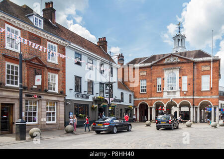 High Wycombe, Regno Unito - 3° giugno 2018: Visualizza in basso High Street per la Guilhall. Il Falcon pub e HSBC Bank sono sulla sinistra. Foto Stock