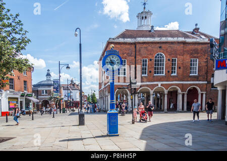 High Wycombe, Regno Unito - 3 Giugno 2018: Il Millennio orologio. Eretta nel 2000 Foto Stock