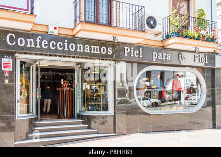 Ubreke, Spagna - 22 Giugno 2018: una pelle shop sulla strada principale. La città ha una fiorente industria del cuoio Foto Stock