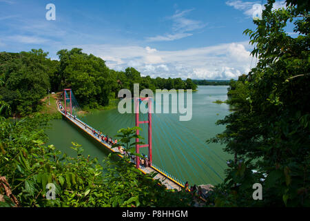 Un ponte sospeso sul Kaptai lago in Rangamati. Kaptai lago è un uomo; fatta lago del sud; Bangladesh orientale. È situato nel distretto di Rangamati di Foto Stock