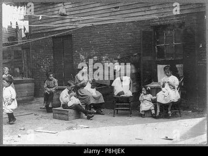 Un 9 anno vecchio ragazzo Jo Cafarella 39 Warren Street Somerville messa. Sua sorella Lena dieci anni e Maria Lazzaro 13 anni suo cugino vive a 17 South Street. Questo è tipico della loro Foto Stock