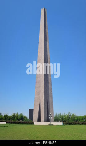 Alta torre di cemento Cina guerra civile memorial dal lago Chaohu a Hefei, Cina Foto Stock